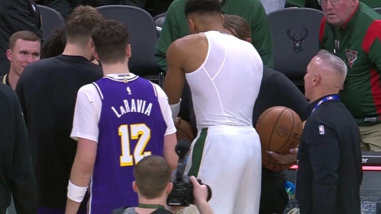 «Καθάρισε» ο Γιάννης Αντετοκούνμπο και έδωσε την μπάλα στον rookie των Λέικερς που του την πήραν οι διαιτητές - Βίντεο