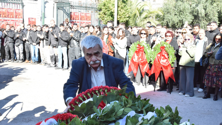 Αντιπροσωπεία του ΚΚΕ και της ΚΝΕ κατέθεσε στεφάνι στο Πολυτεχνείο - «Τιμάμε τον ηρωικό ξεσηκωμό»
