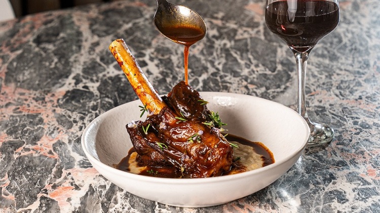 Κότσι αρνίσιο με χουνκιάρ μπεγεντί, από τον Γιάννη Παρίκου του Artisanal