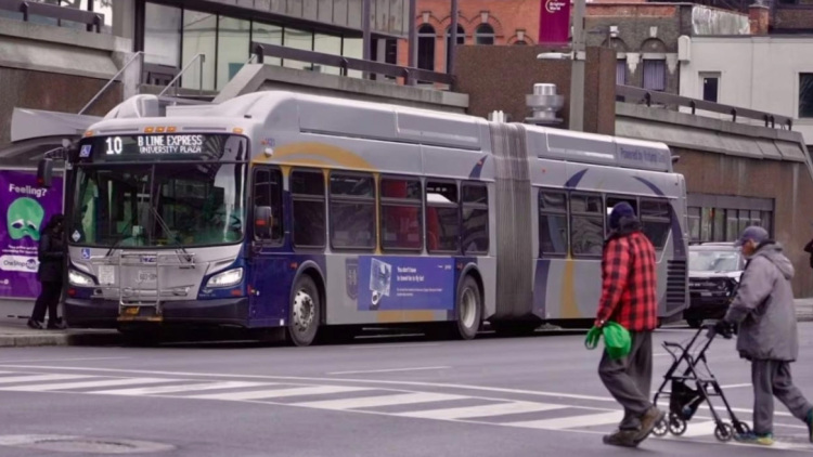 Καναδάς: Έκλεψε λεωφορείο, έκανε κανονικά τις στάσεις και… απέρριψε επιβάτη με ληγμένο εισιτήριο