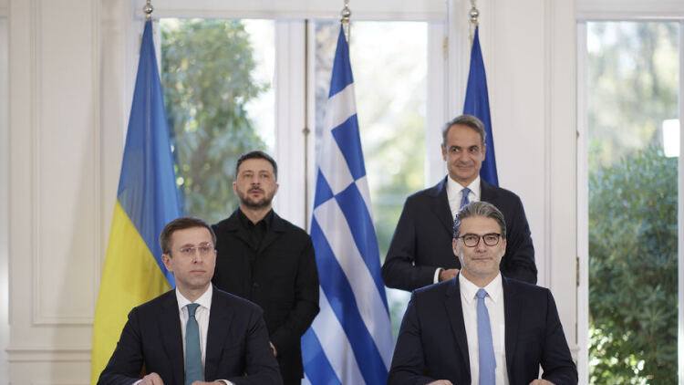 Στο επίκεντρο του διεθνούς Τύπου η επίσκεψη Ζελένσκι στην Αθήνα: Και επίσημα πύλη εισόδου για LNG στην Ευρώπη η Ελλάδα