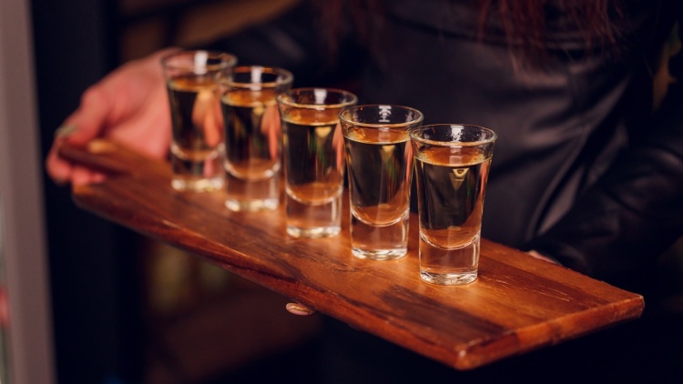 Στο νοσοκομείο 17χρονη έπειτα από κατανάλωση αλκοόλ στο Αγρίνιο - Συνελήφθη ο ιδιοκτήτης του καταστήματος