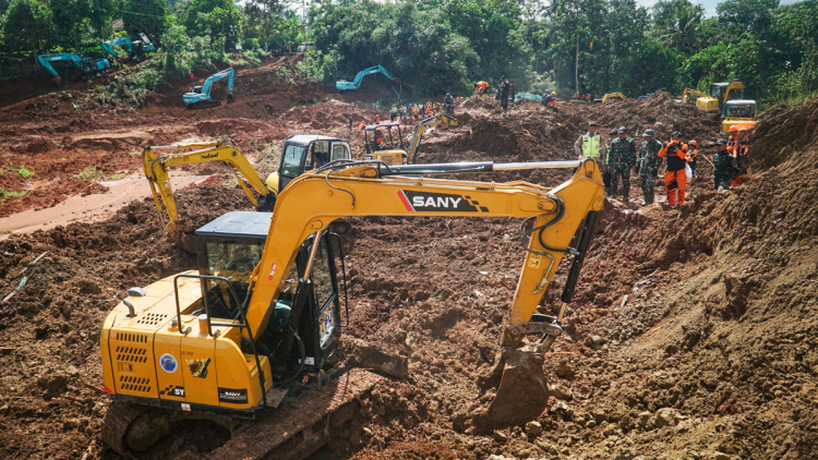 Τουλάχιστον 18 νεκροί μετά από κατολισθήσεις στην Ινδονησία - Δεκάδες αγνοούμενοι, δείτε βίντεο