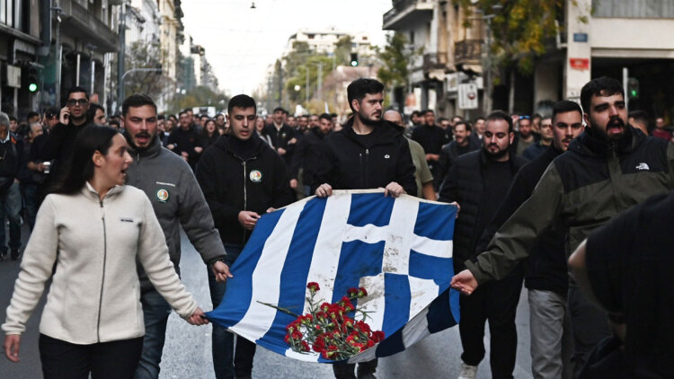 Προς την Αμερικανική Πρεσβεία πάει η πορεία με την αιματοβαμμένη σημαία - Κλειστοί οι δρόμοι γύρω από το Πολυτεχνείο, μία σύλληψη και 19 προσαγωγές