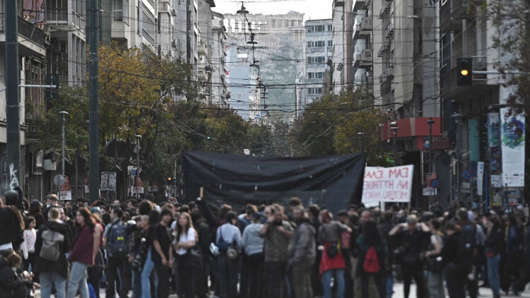 Προς την Αμερικανική Πρεσβεία πάει η πορεία με την αιματοβαμμένη σημαία - Κλειστοί οι δρόμοι γύρω από το Πολυτεχνείο, μία σύλληψη και 19 προσαγωγές