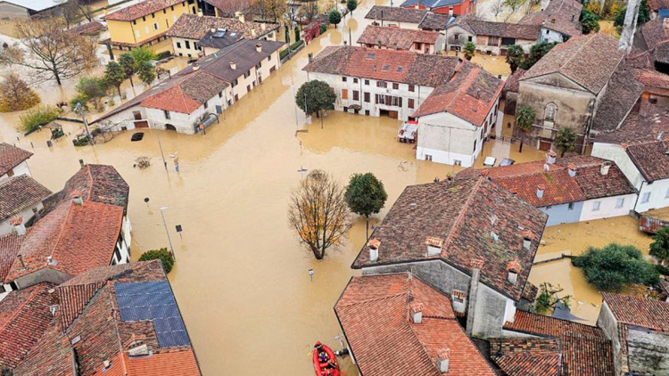Δύο αγνοούμενοι μετά από κακοκαιρία στη βόρεια Ιταλία - Πλημμύρισαν δρόμοι, κλείνουν σχολεία, δείτε βίντεο