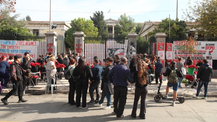 Έκλεισαν οι πύλες του Πολυτεχνείου ενόψει της πορείας - Κυκλοφοριακές ρυθμίσεις στην Αθήνα, κλειστοί σταθμοί του Μετρό