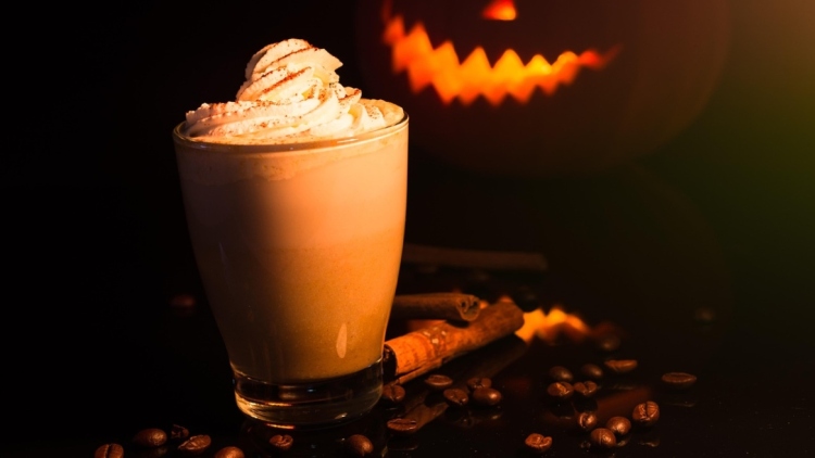 Η αιματοβαμμένη ιστορία του Pumpkin Spice που είναι πίσω από το πιο δημοφιλές ρόφημα του φθινοπώρου