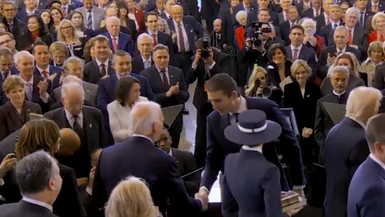 Λύθηκε το μυστήριο: Τι πραγματικά ψιθύρισε ο Μπάρον Τραμπ στον Τζο Μπάιντεν κατά την ορκωμοσία του πατέρα του, Ντόναλντ