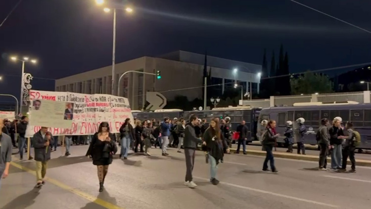 Στην πρεσβεία των ΗΠΑ  η κεφαλή της πορείας για το Πολυτεχνείο - Φραγμός από τα ΜΑΤ 