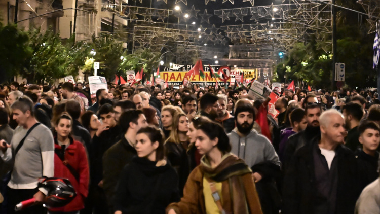 Στην πρεσβεία των ΗΠΑ  η κεφαλή της πορείας για το Πολυτεχνείο - Φραγμός από τα ΜΑΤ 