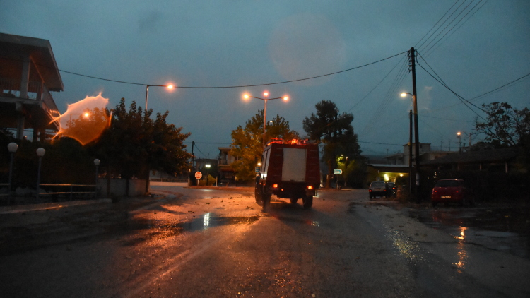 Έντονα καιρικά φαινόμενα στην Ηπειρο - Κεραυνός έπεσε σε στέγη πολυκατοικίας