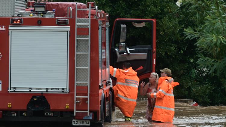 Έντονα καιρικά φαινόμενα στην Ηπειρο - Κεραυνός έπεσε σε στέγη πολυκατοικίας