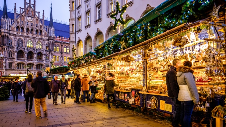 Γερμανία: Λιγότερα χρήματα για δώρα θα ξοδέψουν τα φετινά Χριστούγεννα οι Γερμανοί