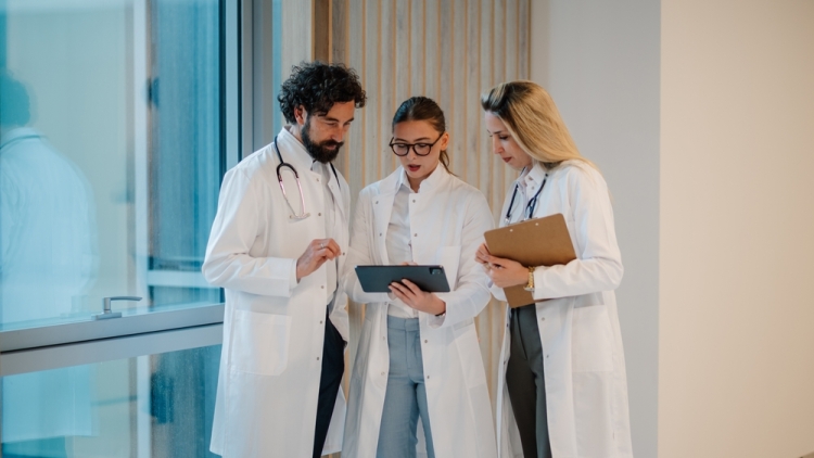 Ανοίγει ο δρόμος της επιστροφής για Έλληνες γιατρούς του εξωτερικού από ΗΠΑ και 5 ακόμη χώρες – Δείτε ποιες