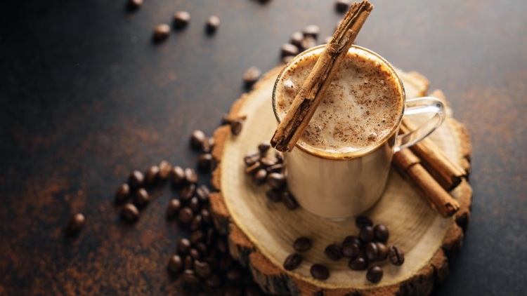 Πώς να φτιάξετε το πιο αρωματικό ρόφημα με κανέλα για απογεύματα θαλπωρής