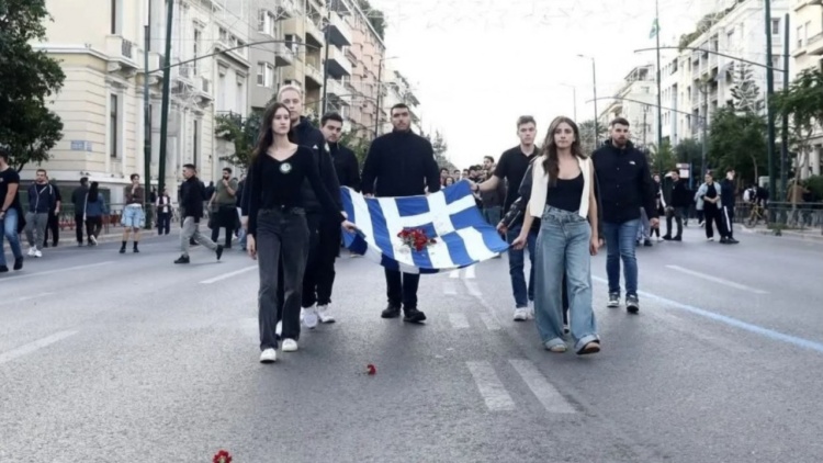 Η κόρη της Φώφης Γεννηματά στην κορυφή της πορείας με τη αιματοβαμμένη σημαία του Πολυτεχνείου - Δείτε φωτογραφία