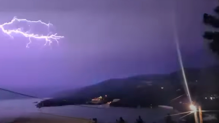 Κακοκαιρία σήμερα: Κεραυνοί έπληξαν τα Σύβοτα τα ξημερώματα, βροχές στην Ήπειρο - Οι περιοχές σε κίνδυνο και οι οδηγίες της Πολιτικής Προστασίας