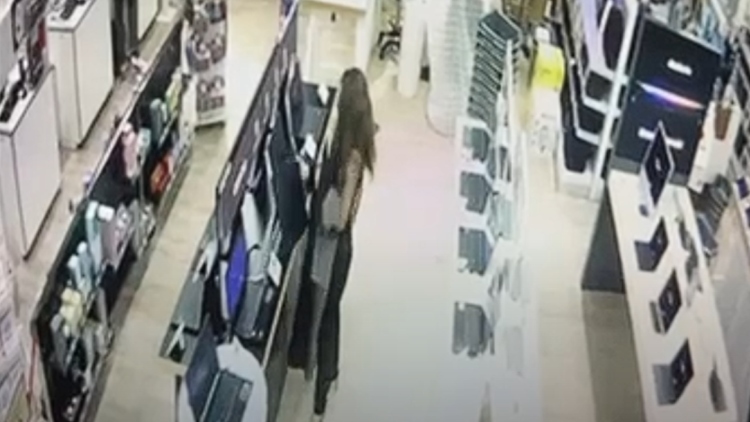 Έμπαινε ως πελάτισσα σε καταστήματα και άρπαζε λαπτοπ και κινητά – Βίντεο με τη δράση 34χρονης