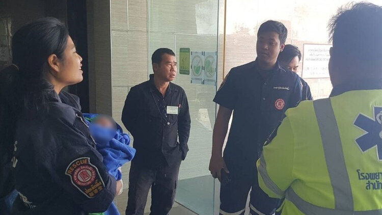 Νεογέννητο βρέφος βρέθηκε ζωντανό μέσα σε καζανάκι στην Ταϊλάνδη - Καθαρίστρια άκουσε το κλάμα του και κάλεσε τις αρχές