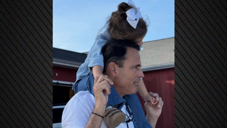 Η Μαρία Μενούνος φωτογραφίζει τον σύζυγό της με την κόρη τους