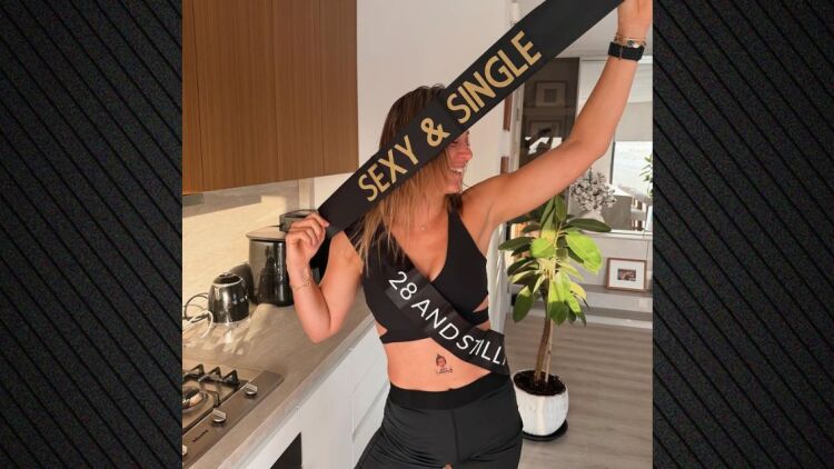 «Σέξι και single» δήλωσε η Πάουλα Μπαντόσα και αφιέρωσε τραγούδι με πολλά υπονοούμενα στον Τσιτσιπά 