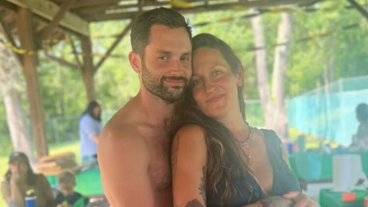 O Πεν Μπάντζλι και η σύζυγός του πέρασαν δύο αποβολές μέχρι να γίνουν γονείς: «Φτάσαμε κοντά στον χωρισμό»