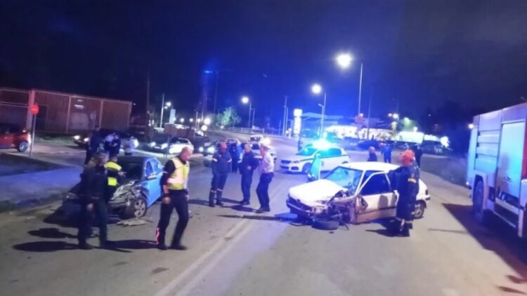 Τρεις τραυματίες, ανάμεσά τους ένα παιδί, μετά από σοβαρό τροχαίο στην Εθνική Οδό Αντίρριου - Ιωαννίνων  - Δείτε βίντεο