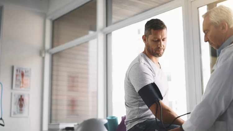 Πότε ο πόνος οδηγεί σε κατάθλιψη και αυξάνει τον κίνδυνο υπέρτασης
