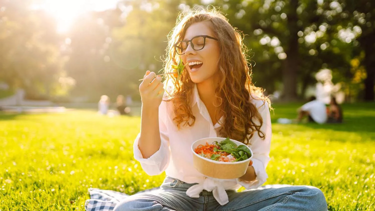 Keto, fasting, carnivore – Η διαιτολόγος «εξετάζει» τις δίαιτες της μόδας και δίνει χρήσιμα tips