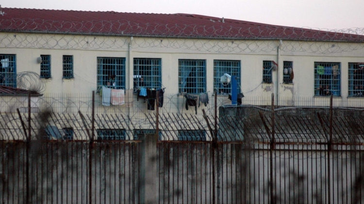 Λάρισα: Κρατούμενος επιτέθηκε σε δύο σωφρονιστικούς υπαλλήλους – Μεταφέρθηκαν στο νοσοκομείο 