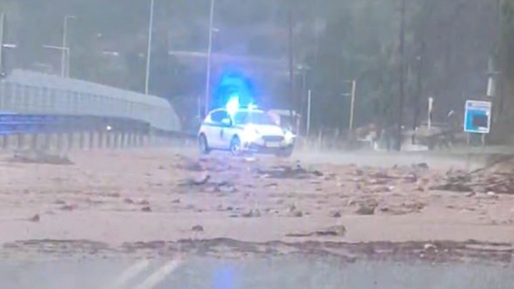 Η κακοκαιρία πλήττει Θεσπρωτία και Γιάννενα - Πλημμύρισαν δρόμοι σε Κέρκυρα και Ηγουμενίτσα, δείτε φωτογραφίες και βίντεο