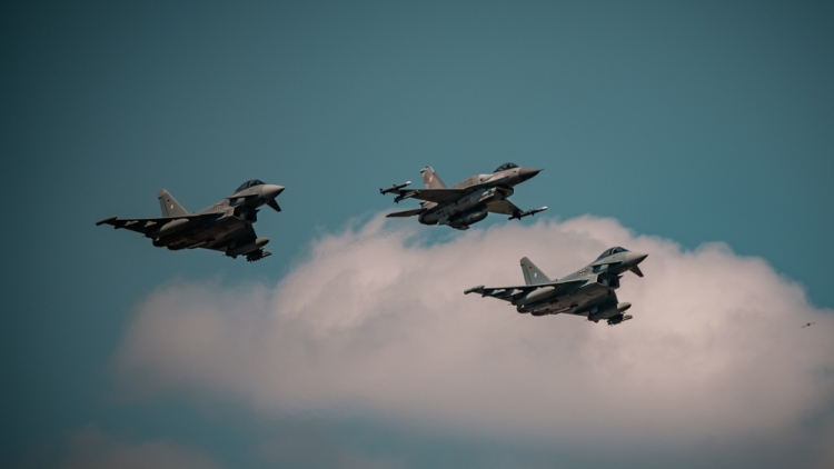 Η Πολωνία απογειώνει εσπευσμένα μαχητικά εν μέσω πληγμάτων της Ρωσίας στην Ουκρανία