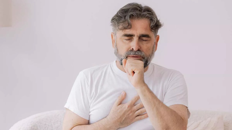 Ποια ύπουλη αναπνευστική νόσο κρύβουν δύσπνοια και επίμονος βήχας – Ο πνευμονολόγος προειδοποιεί
