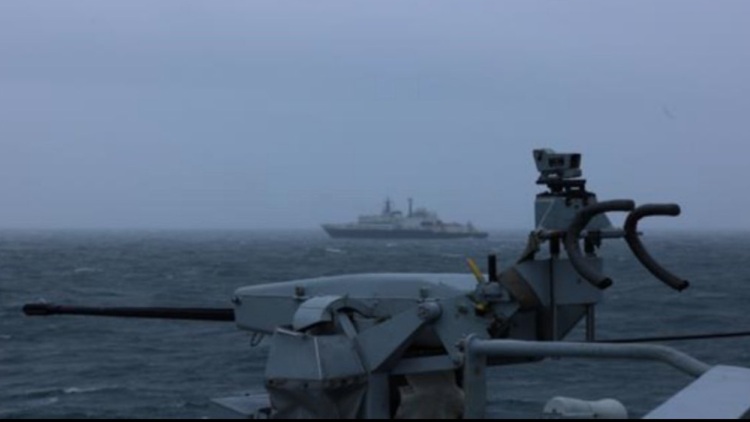 Ρωσικό κατασκοπευτικό πλοίο πλέει στα όρια των βρετανικών υδάτων - Έστρεψε λέιζερ σε αεροσκάφη μας, λέει το Λονδίνο