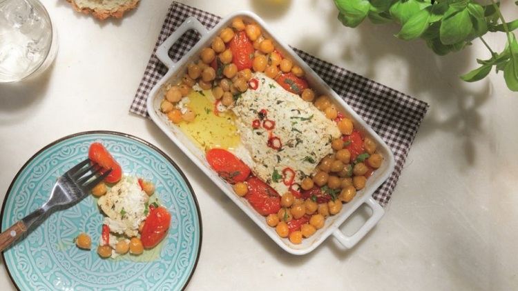 Φέτα ψητή στον φούρνο με ντοματίνια και ρεβίθια
