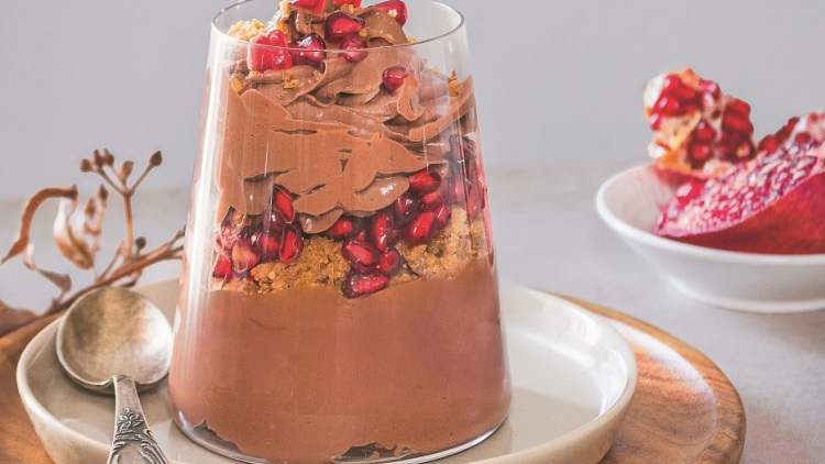 Μους σοκολάτας με κόκκινο κρασί, κραμπλ καρυδιού και ρόδι
