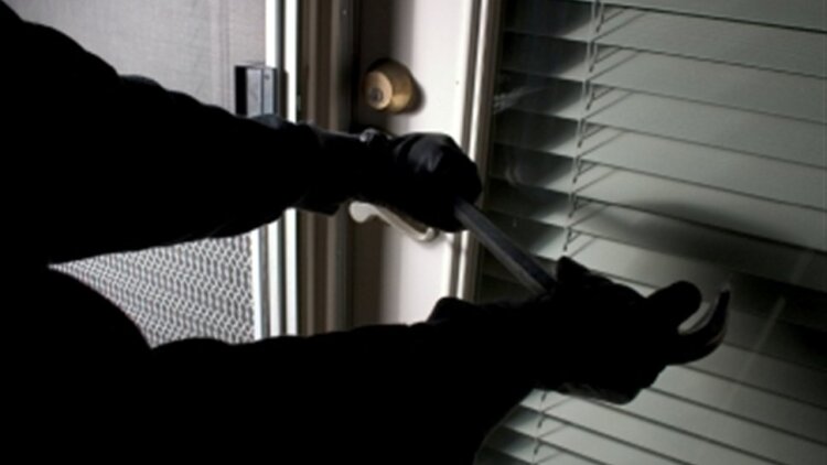 Διαρρήκτης στη Θεσσαλονίκη «χτύπησε» 15 σπίτια και έκλεψε 7 αυτοκίνητα