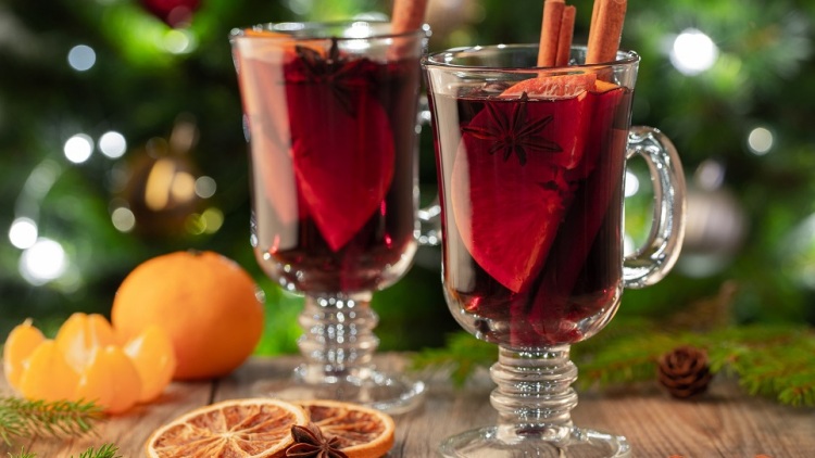 Ζεστό κρασί (Glühwein): Η πιο εύκολη συνταγή για άρωμα Χριστουγέννων στο σπίτι
