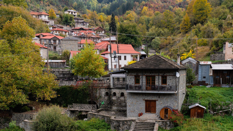 4 χωριά για ήσυχες γιορτές: Χριστούγεννα σε μικρούς παραδείσους της Ελλάδας
