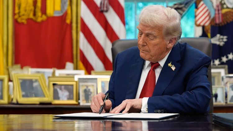 Ο Τραμπ προανήγγειλε εκτελεστικό διάταγμα για ενιαία έγκριση εφαρμογών AI