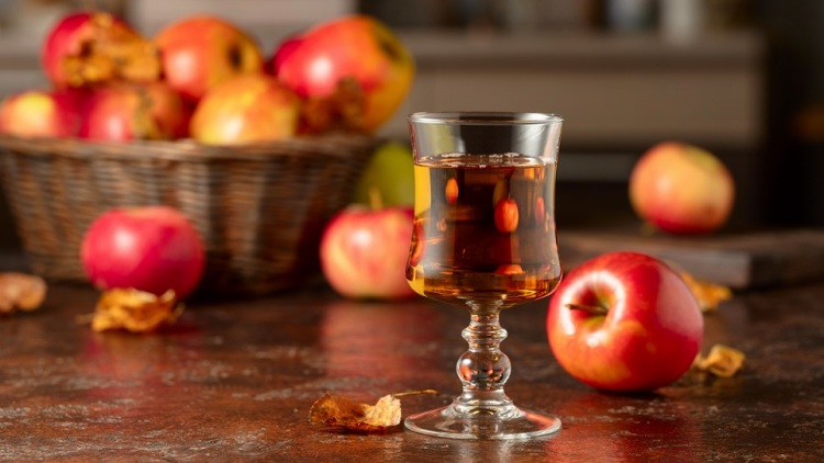 Χριστουγεννιάτικο λικέρ με μήλο και κανέλα
