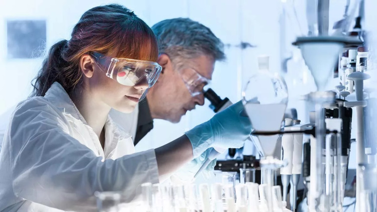 CAR-T κύτταρα: Τα «ζωντανά» φάρμακα που κερδίζουν τη μάχη κατά των αιματολογικών καρκίνων
