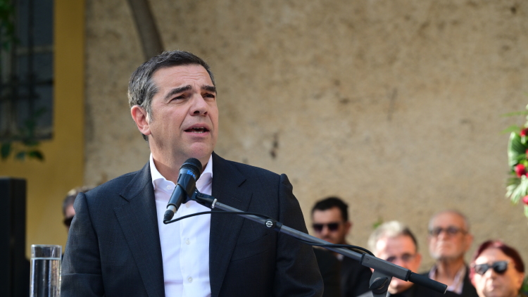 Τσίπρας σε Κακλαμάνη: Η Βουλή να αγοράσει τις φωτογραφίες των 200 κομμουνιστών στην Καισαριανή
