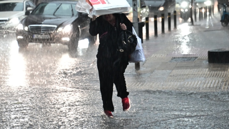 Κακοκαιρία 48ωρών με ισχυρές βροχές, καταιγίδες και χιόνια: Μηνύματα 112, απαγορευτικό απόπλου και Red Code σε πολλές περιοχές 