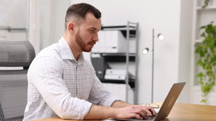 Τεμπελάκος υπάλληλος δεν «ψήνεται» να δουλέψει: Χαζεύει ατελείωτα στο διαδίκτυο, τον απολύουν και τους παίρνει αποζημίωση 40.000 ευρώ