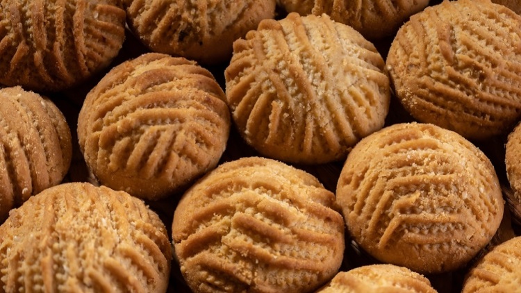 Ισλί, το μικρασιάτικο γεμιστό μελομακάρονο που «κεντιέται» στο χέρι