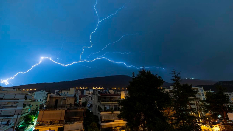 Ανάποδος κεραυνός στον Υμηττό εν μέσω της κακοκαιρίας Adel - Τι ξέρουμε για το φαινόμενο «upward lightning»