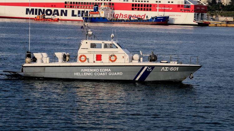 Αυτοκίνητο έπεσε στη θάλασσα στο λιμάνι του Πειραιά, ανασύρθηκε με τις αισθήσεις της η οδηγός
