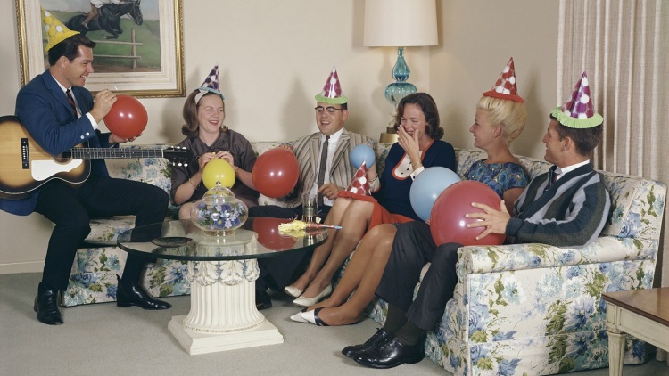 Ο θάνατος του σαλονιού: «Είναι δύσκολο να καλέσεις κόσμο στο σπίτι – πρέπει να τους πας στο υπνοδωμάτιό σου»
